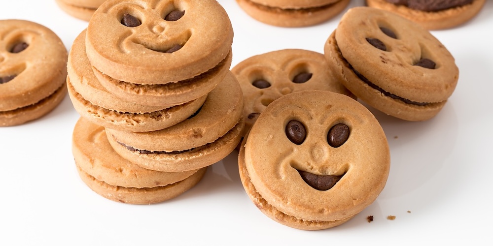 Des cookies en forme de smiley qui sourit